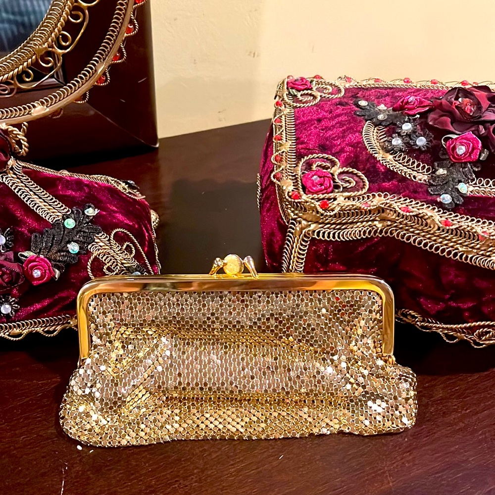 Beautiful vintage Whiting & Davies gold mesh evening cocktail clutch bag.